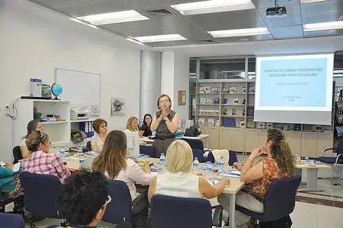 AB Bilgi Merkezinde Kadın Girişimciliğini Teşvik Politikaları sunumu
