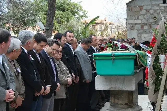 Başkanımız Reşit Özer’in ağabeyi MİTSO üyesi işadamı Osman Zeki Özer, sevenlerinin gözyaşlarıyla son yolculuğuna uğurlandı. - 1