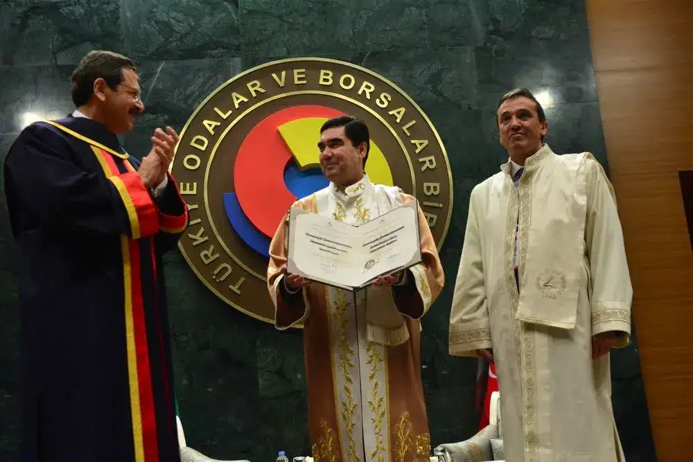 TÜRKMENİSTAN DEVLET BAŞKANINA FAHRİ DOKTORA TÖRENİNE REŞİT ÖZER DE KATILDI - 1