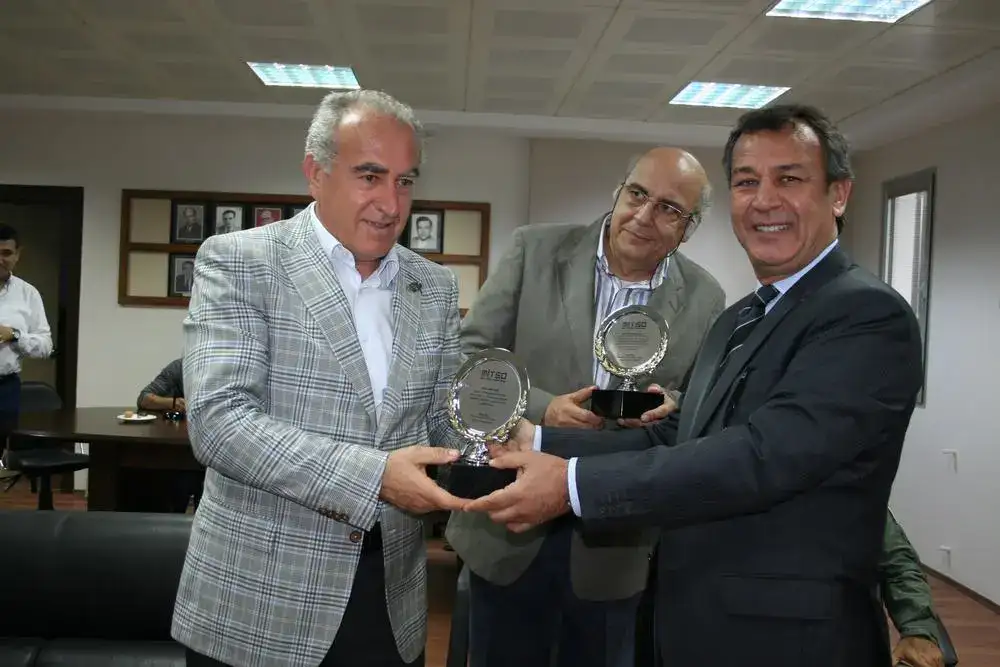 MİTSO'DAN, ZEYTİNYAĞINDA ALTIN MADALYA KAZANAN A. O. MENTEŞE VE A. TOTOŞ'A TEŞEKKÜR PLAKETİ - 1