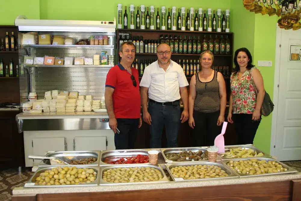 "ZEYTİN DERYASI"NDA 39 ÇEŞİT ZEYTİN, 8 ÇEŞİT ZEYTİNYAĞI, 7 ÇEŞİT BAL VE 60 ÇEŞİT PEYNİR VAR