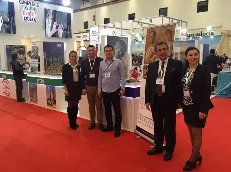 EMİTT'TE HEKATOMNOS İLE HATIRA FOTOĞRAFI ÇEKTİRDİLER