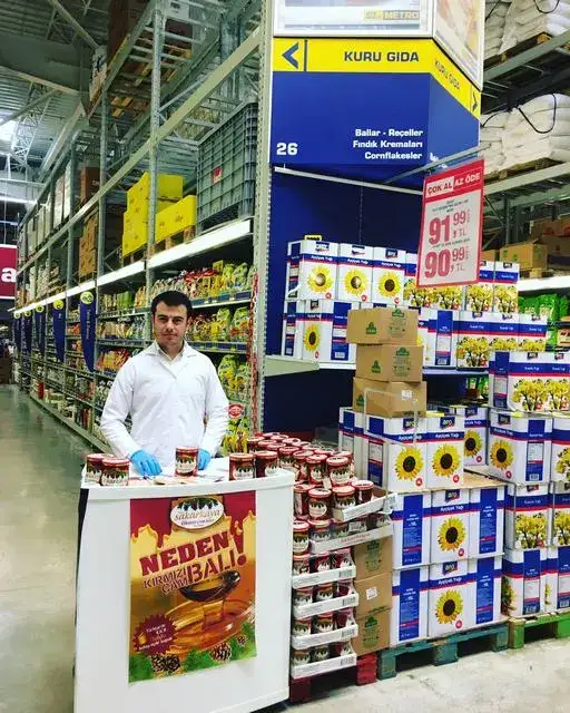 MİTSO'NUN RAF BAŞARISI İŞE YARADI:  SAKARKAYA'NIN KIRMIZI BALI ŞİMDİ DE İZMİR'DEKİ MAĞAZALARIN RAFLARINDA