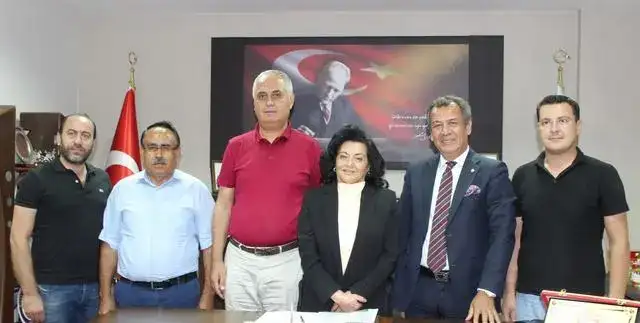 MUĞLA VALİSİ KONUKLARINA MİLAS TEPSİ BÖREĞİ İKRAM EDİYOR  *MİTSO'yu ziyaret eden Muğla Valisi Esengül Civelek, Milas'ın tepsi böreğini çok beğendiğini belirterek valiliğe gelen konuklarına bu börekten ikram ettiğini söyledi.  *MİTSO Yönetim Kurulu Başkanı Reşit Özer, Vali'den Beçin Kalesi'nin ışıklandırılması konusunda destek istedi.