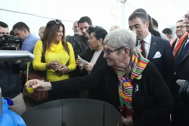 MİLAS 4. ZEYTİN HASAT ŞENLİĞİ CANAN KARATAY'IN DA KATILIMIYLA YAPILDI  CANAN KARATAY : ZEYTİNYAĞI ALTIN SUYUDUR. - 11