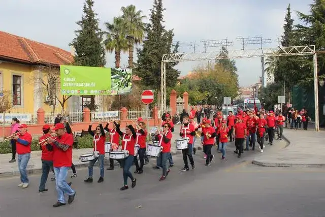 MİLAS 4. ZEYTİN HASAT ŞENLİĞİ CANAN KARATAY'IN DA KATILIMIYLA YAPILDI  CANAN KARATAY : ZEYTİNYAĞI ALTIN SUYUDUR. - 3