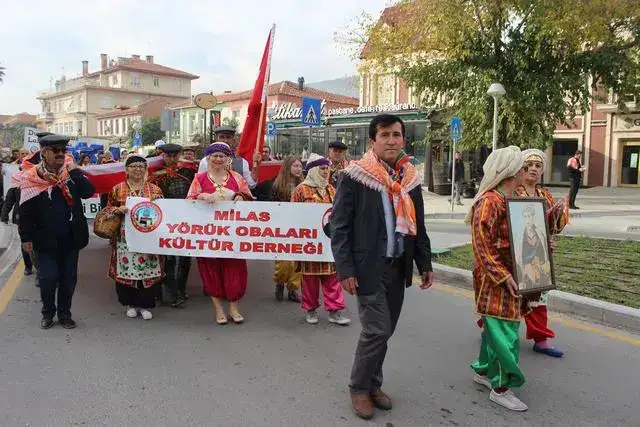 MİLAS 4. ZEYTİN HASAT ŞENLİĞİ CANAN KARATAY'IN DA KATILIMIYLA YAPILDI  CANAN KARATAY : ZEYTİNYAĞI ALTIN SUYUDUR. - 5