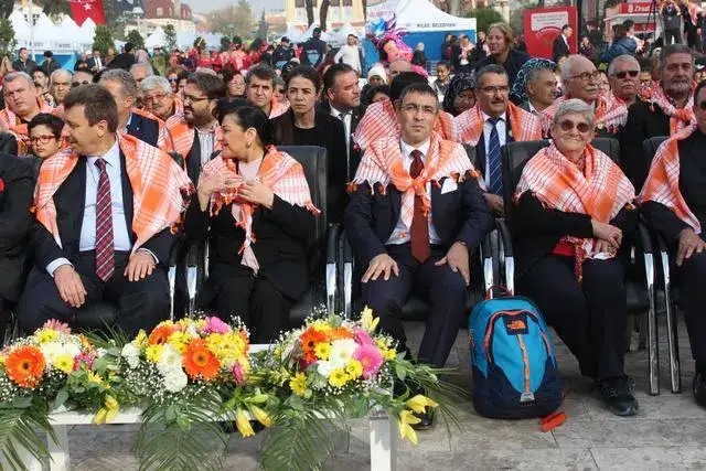 MİLAS 4. ZEYTİN HASAT ŞENLİĞİ CANAN KARATAY'IN DA KATILIMIYLA YAPILDI  CANAN KARATAY : ZEYTİNYAĞI ALTIN SUYUDUR. - 7