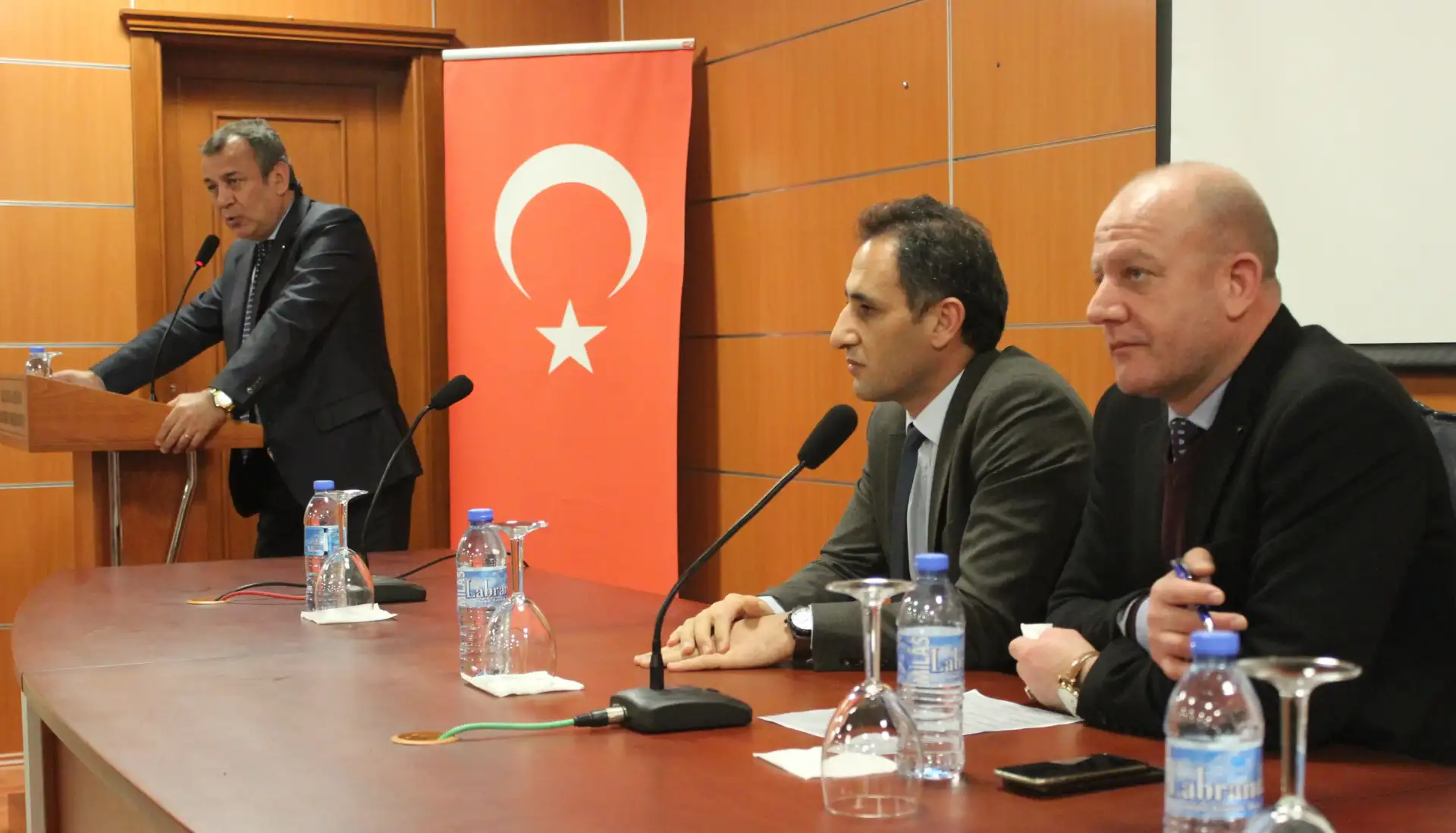 MİTSO, ARICILIK KURSUNU BAŞARIYLA TAMAMLAYAN İLK ÜÇ ARICIYA KOVAN ARMAĞAN ETTİ - 1