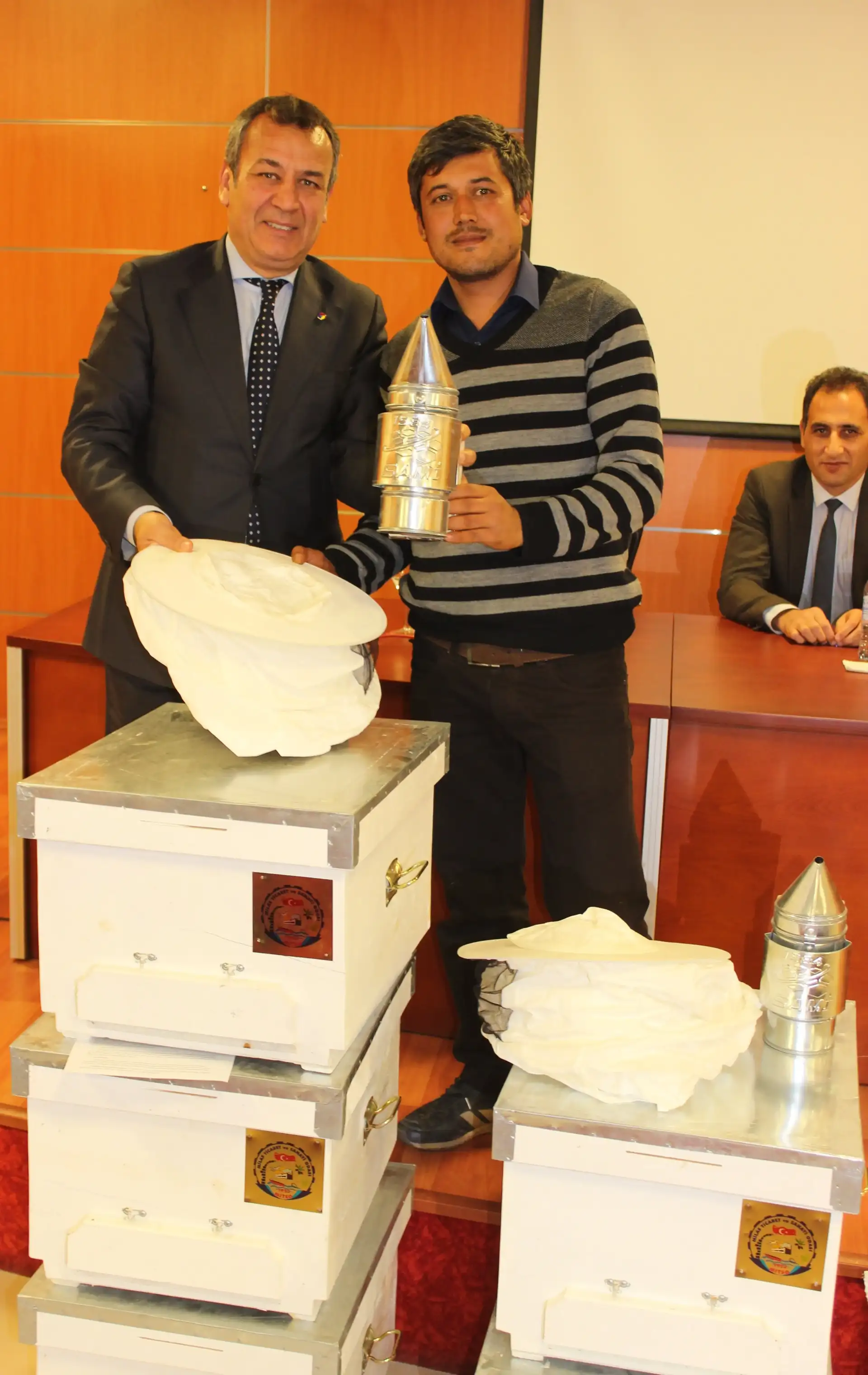 MİTSO, ARICILIK KURSUNU BAŞARIYLA TAMAMLAYAN İLK ÜÇ ARICIYA KOVAN ARMAĞAN ETTİ - 2