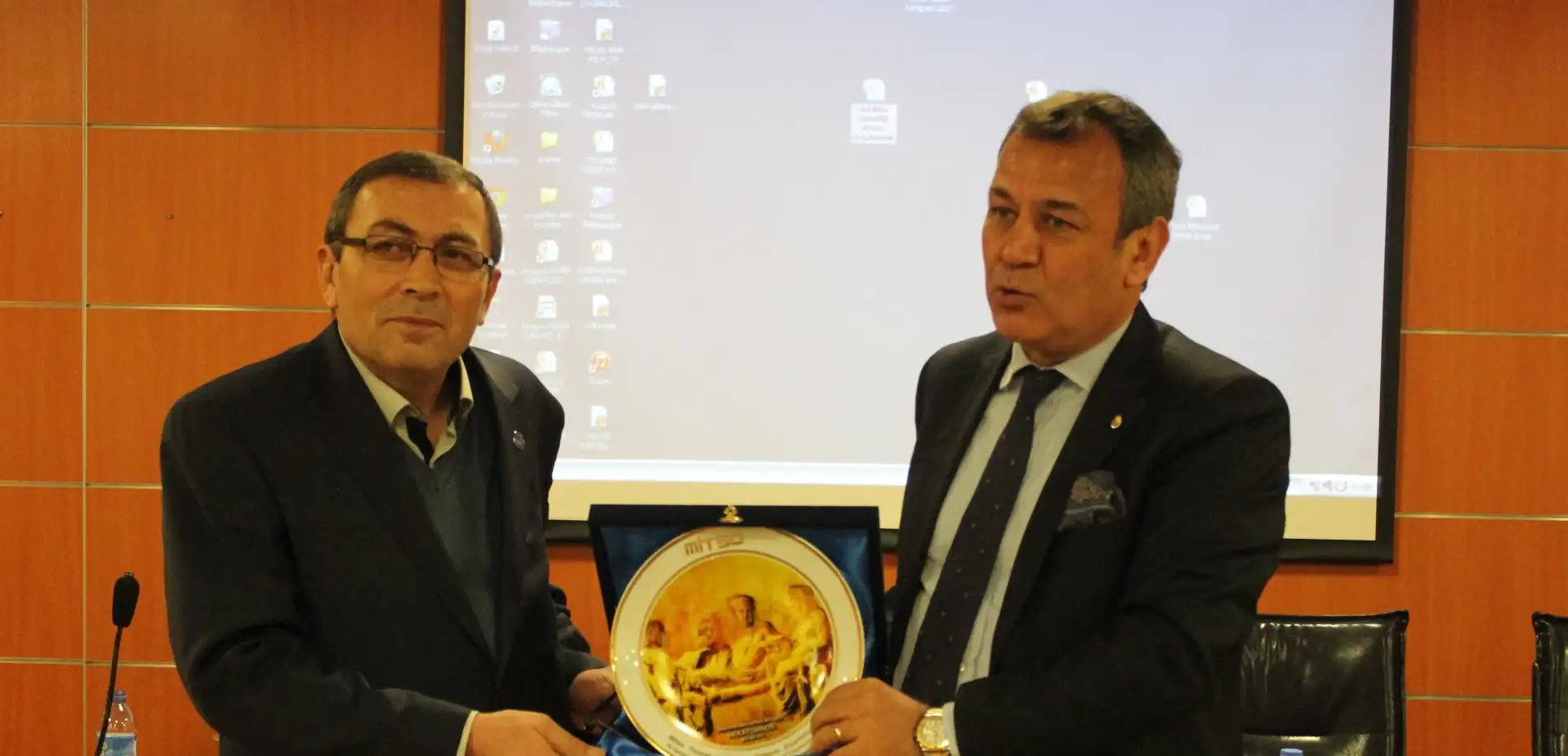 Temel arıcılık bilgileri ve arı yetiştiriciliği MİTSO'da anlatıldı:  "ARILAR 1 KG. BAL İÇİN 12 MİLYON ÇİÇEK DOLAŞIYOR"