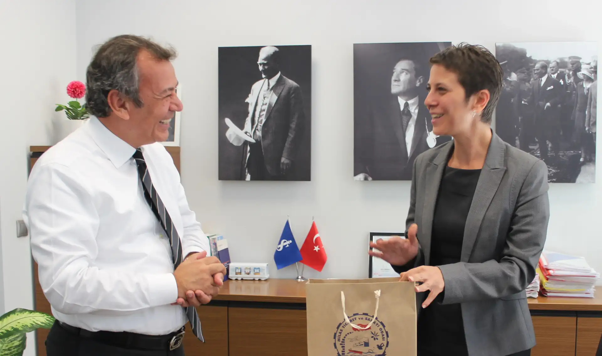 Milas'taki bankalarda kadın ağırlığı MİLAS'IN 17 BANKA ŞUBESİNDEN 5'İNİ KADINLAR YÖNETİYOR - 2