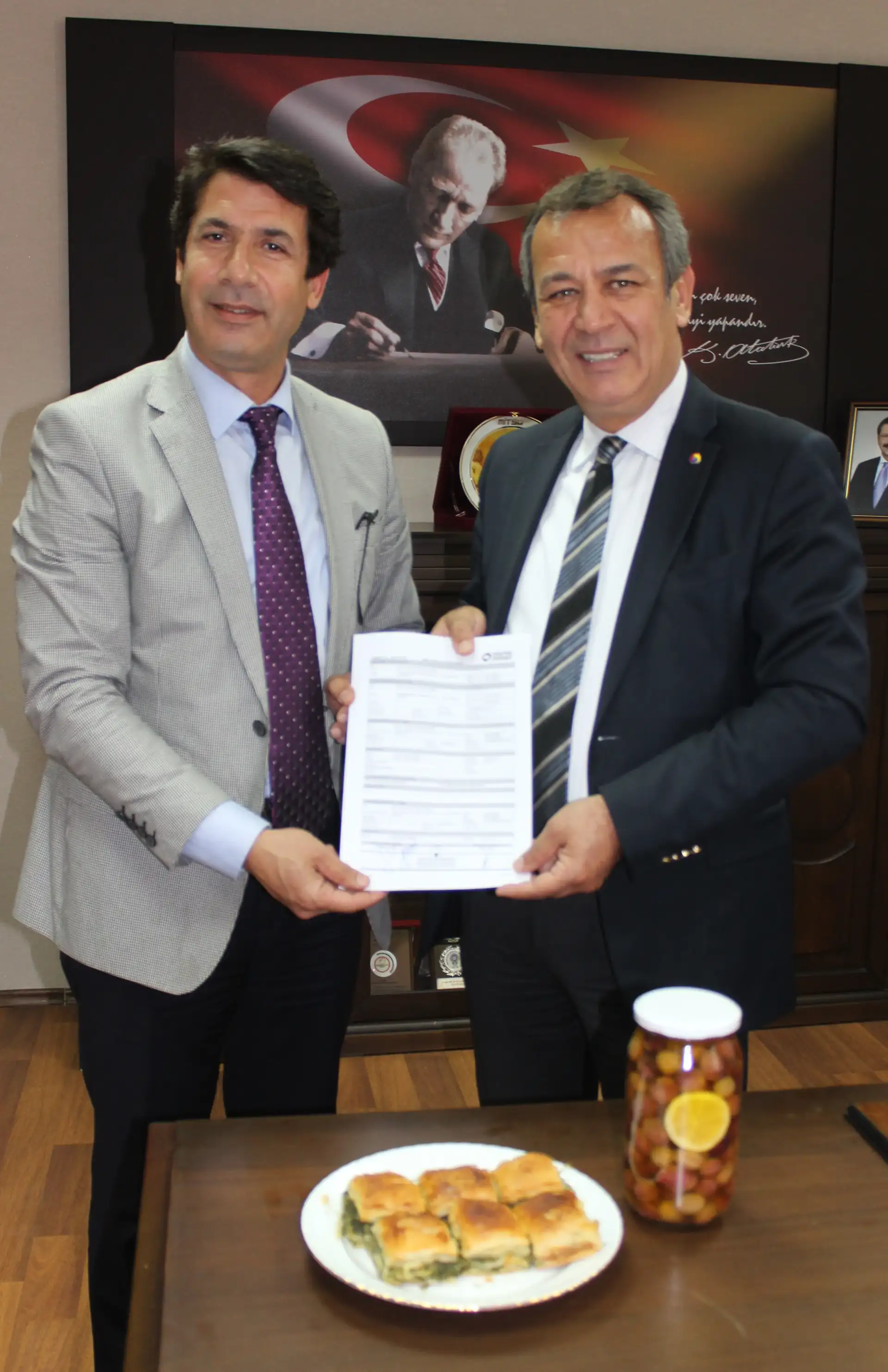 MİLAS TEPSİ BÖREĞİ, COĞRAFİ İŞARET İÇİN ASKIYA ÇIKTI *Üç aylık askı süresi sonunda Milas'ın geleneksel lezzetlerinden otlu tepsi böreği de coğrafi işaret kazanacak. - 2