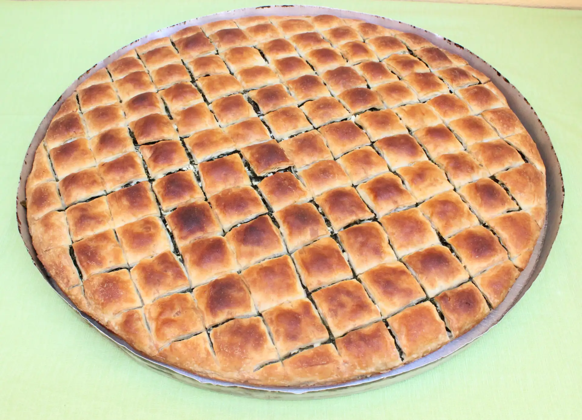 MİLAS TEPSİ BÖREĞİ, COĞRAFİ İŞARET İÇİN ASKIYA ÇIKTI *Üç aylık askı süresi sonunda Milas'ın geleneksel lezzetlerinden otlu tepsi böreği de coğrafi işaret kazanacak.