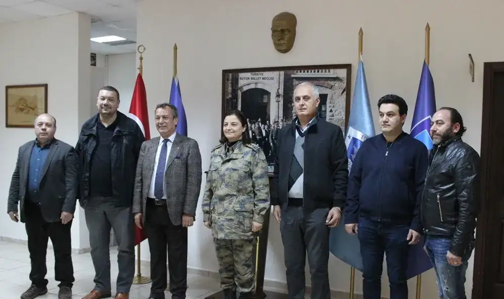 TÜRKİYE'NİN İLK KADIN ALBAYINI KUTLADILAR