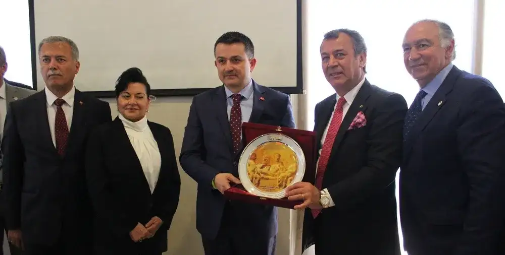 MİTSO'YU ZİYARET EDEN BAKAN PAKDEMİRLİ'YE  COĞRAFİ İŞARETLİ MİLAS HALISI ARMAĞAN EDİLDİ