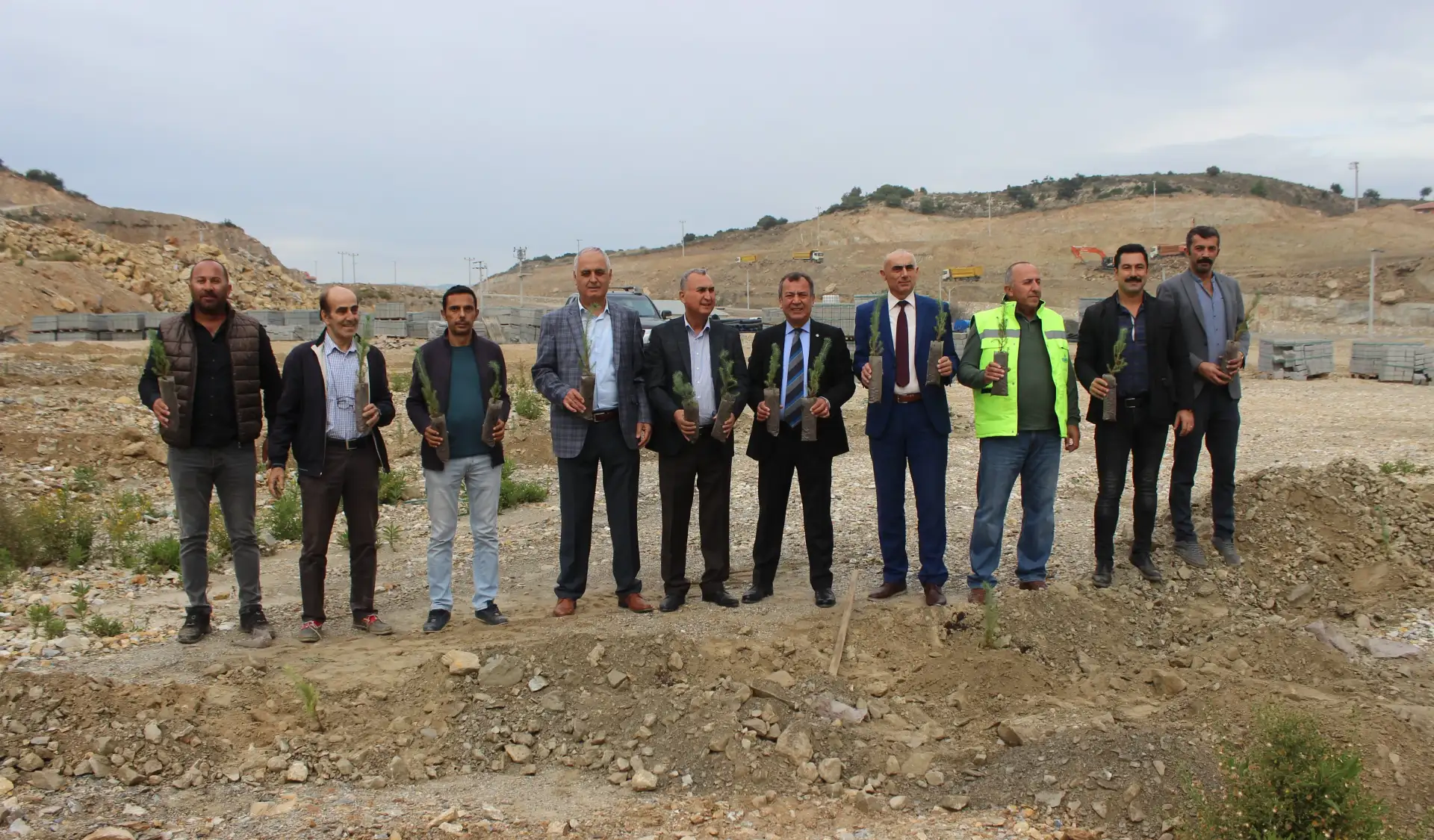 11'inci ayın, 11'inci günü, saat 11.00'de Milas OSB'de de fıstık çamı dikildi. MİLAS OSB'DE DE FİDAN DİKİMİ YAPILDI