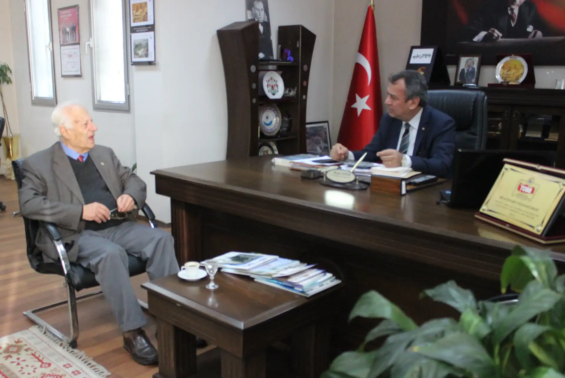 Eski madenciden MİTSO'ya "İnsanı Maden Yaşatır" kitabı   "TÜRKİYE BUGÜNLERE MADEN İHRAÇ EDEREK GELDİ" - 1