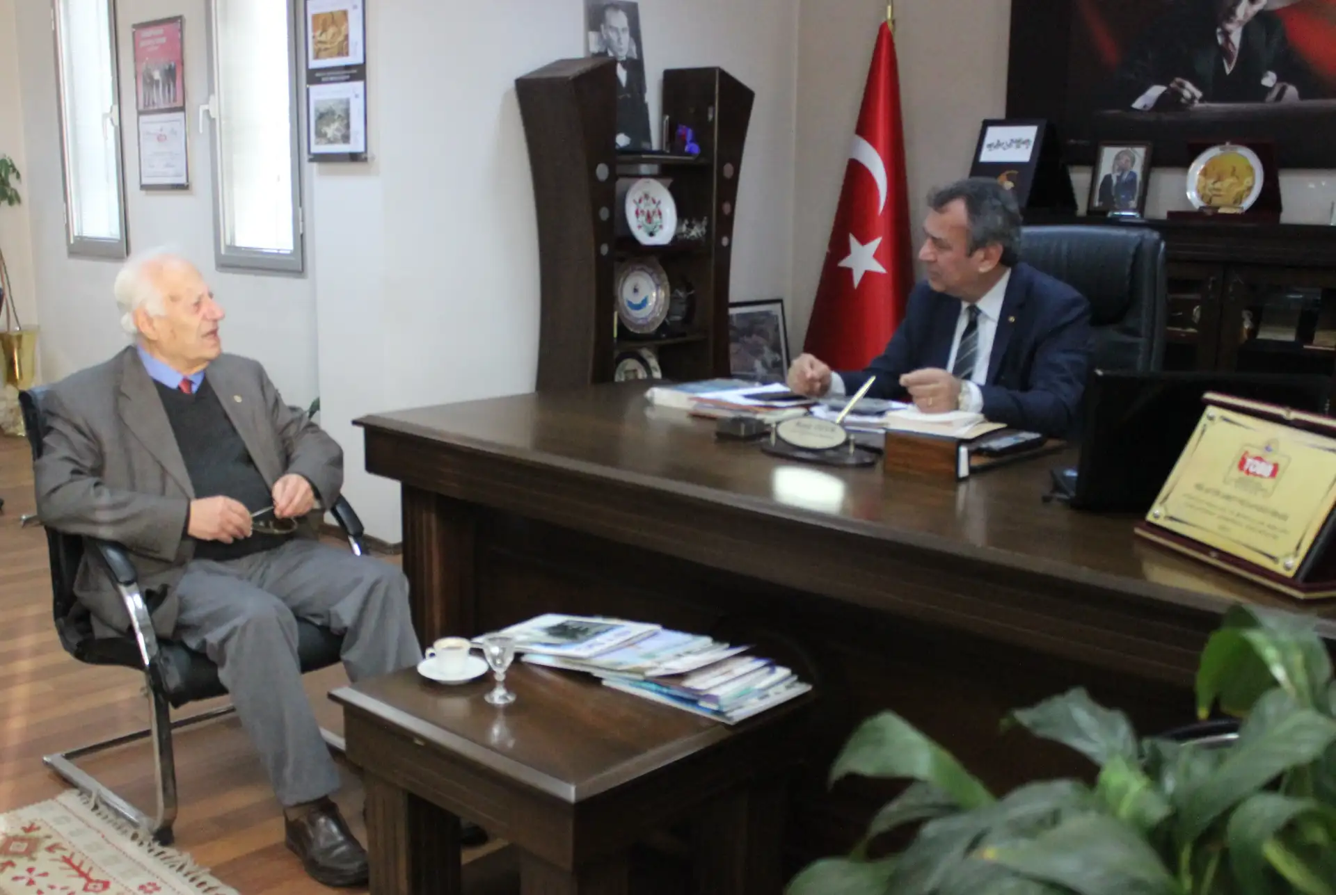 Eski madenciden MİTSO'ya "İnsanı Maden Yaşatır" kitabı   "TÜRKİYE BUGÜNLERE MADEN İHRAÇ EDEREK GELDİ"