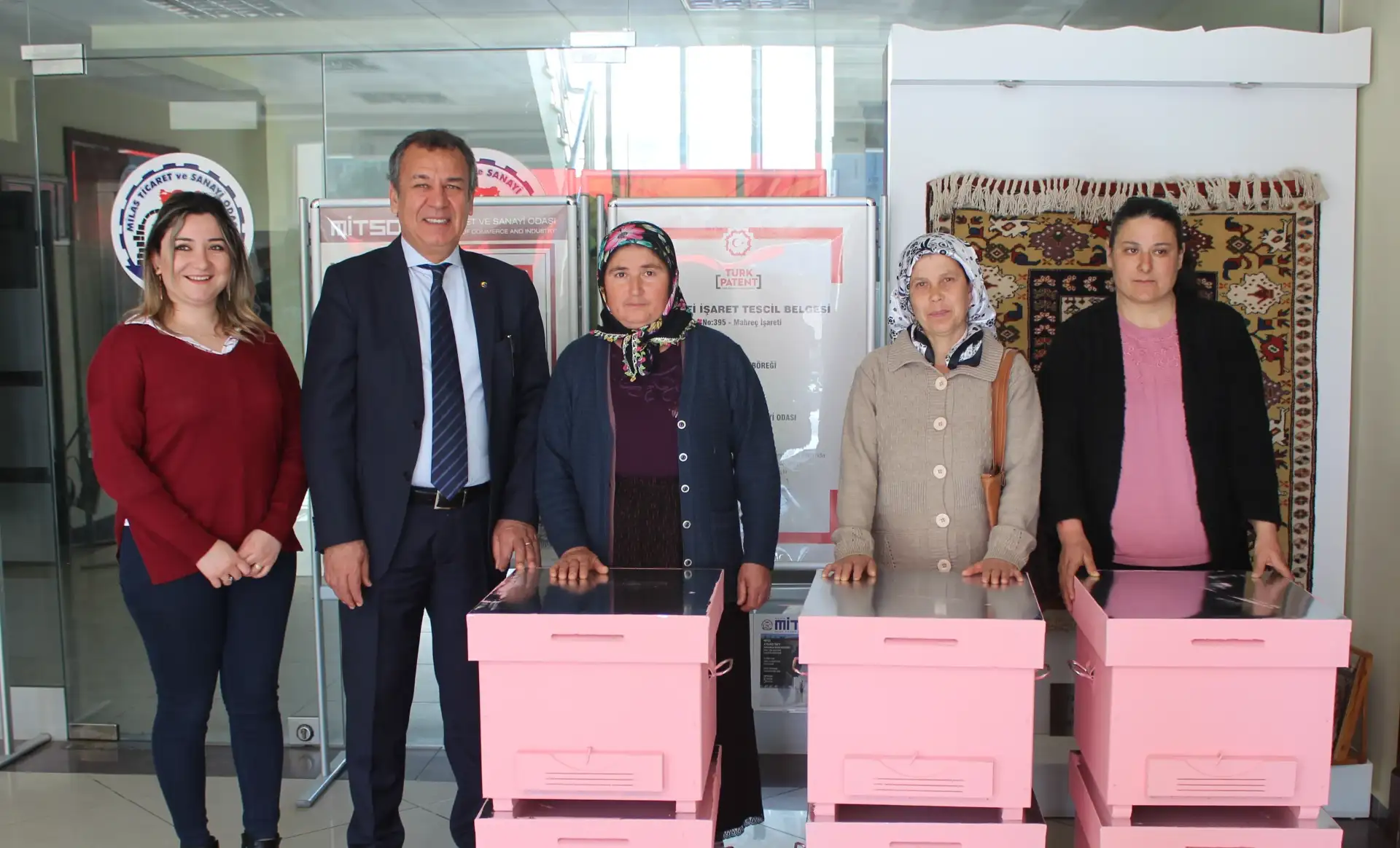 MİTSO'DAN ARICI KADINLARA 8 MART KADINLAR GÜNÜ ARMAĞANI ARI KOVANI