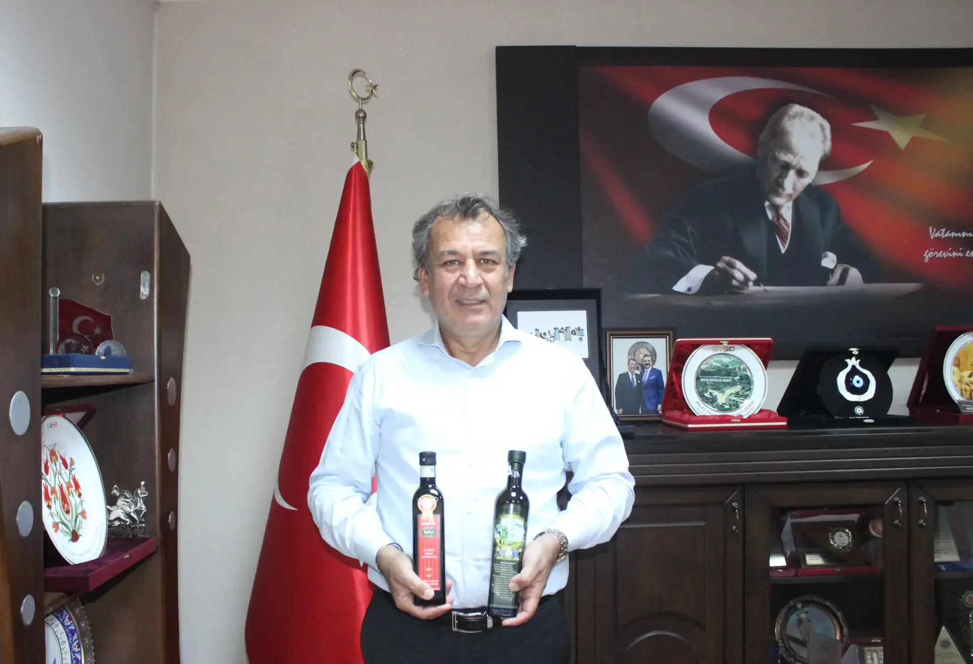 İki Milas Zeytinyağının Flos Olei'nin en iyi 500 - 2021 kataloguna girmesi Milas'ı gururlandırdı "MİLAS ZEYTİNYAĞININ ÖNÜ AÇILMIŞTIR" - 1