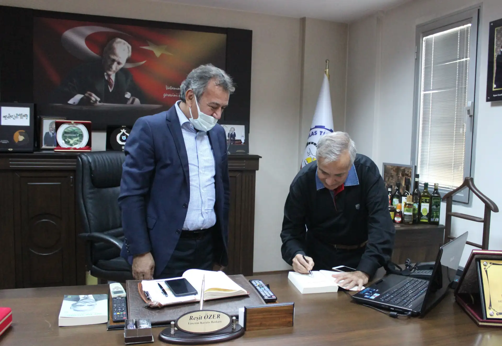 YAVUZ DONAT MİTSO'DA... "OFF TH RECORD"U İMZALADI.