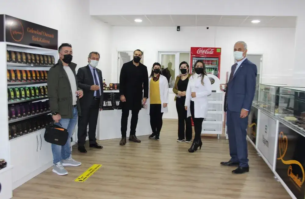 Milas - Bodrum karayolunda çikolata müzesi açıldı: 7 TON ÇİKOLATA İLE MUĞLA'NIN TARİHİ ESERLERİNİN MAKETLERİNİ VE ÜNLÜLERİNİN HEYKELLERİNİ YAPTILAR - 1