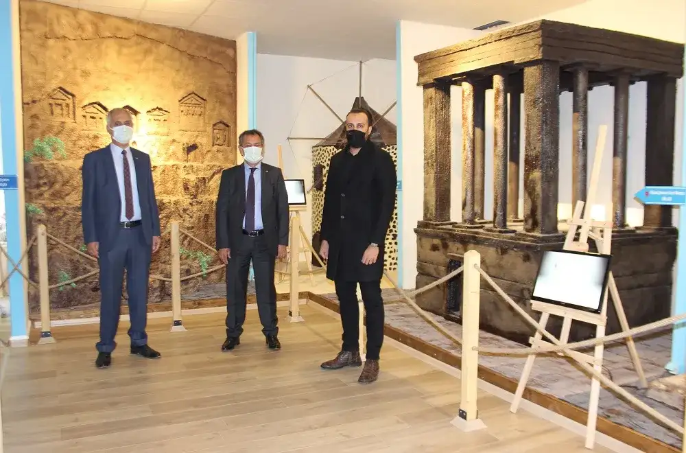 Milas - Bodrum karayolunda çikolata müzesi açıldı: 7 TON ÇİKOLATA İLE MUĞLA'NIN TARİHİ ESERLERİNİN MAKETLERİNİ VE ÜNLÜLERİNİN HEYKELLERİNİ YAPTILAR