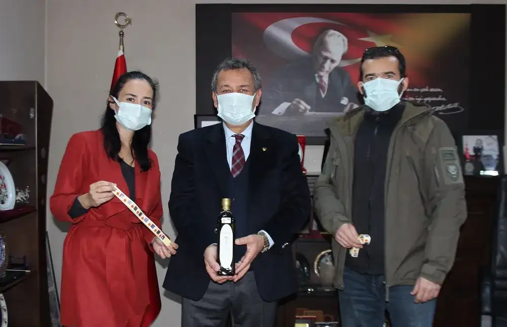 Onlar için en büyük keyif ve gurur: MİLAS ZEYTİNYAĞI ŞİŞELERİNE AB COĞRAFİ İŞARET ETİKETİ YAPIŞTIRMAK!