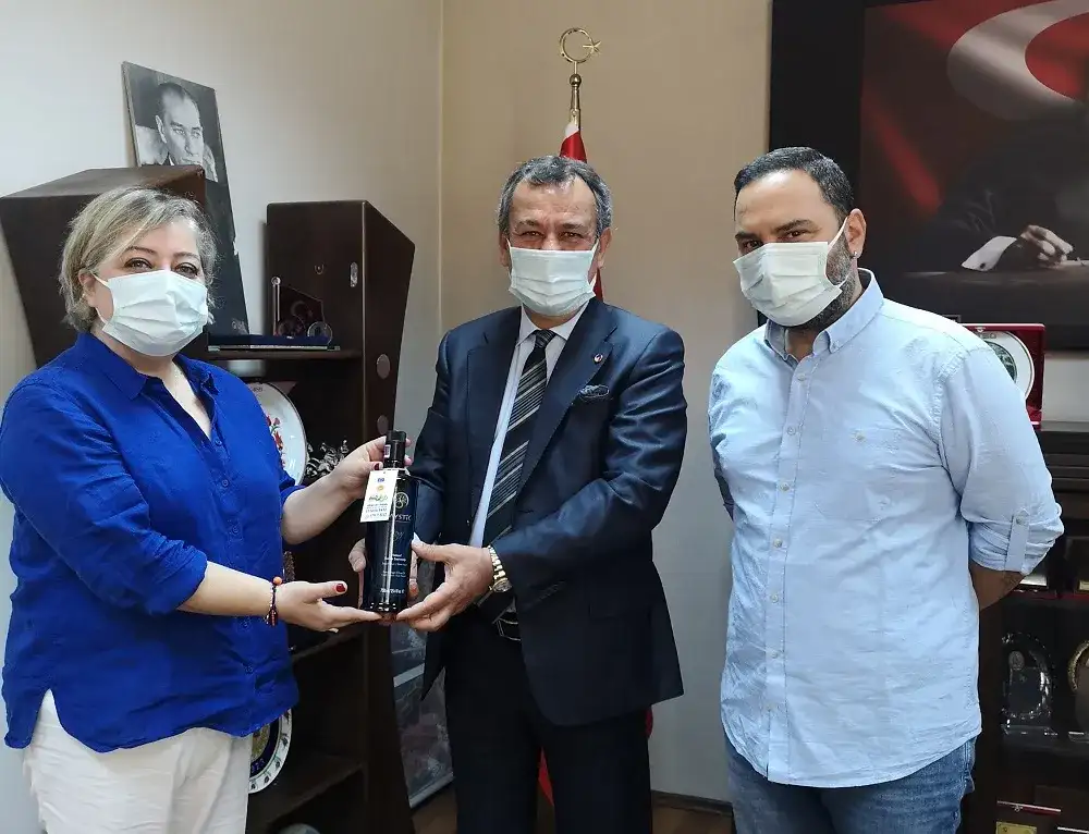 Onlar da zeytinin büyüsüne kapılıp üreticisi oldular. "SAĞLIKLA VE ŞIKLIKLA TÜKETİCİYE ULAŞACAĞIZ"