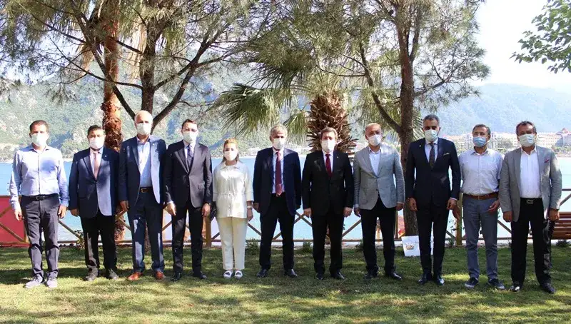 TOBB üyesi Muğla Odaları ve Borsası Marmaris'te buluştu: TURİZM BÖLGELERİNDE PAZAR GÜNLERİ KISITLAMA UYGULANMASIN