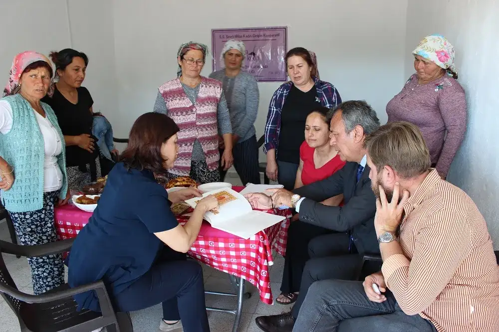 Halı ipi MİTSO'dan, bilgi Yüksekokuldan, emek kadınlardan, satış Pomelan Avm'den... MİTSO ÖNCÜLÜĞÜNDE MİLAS HALILARINA CAN SUYU...