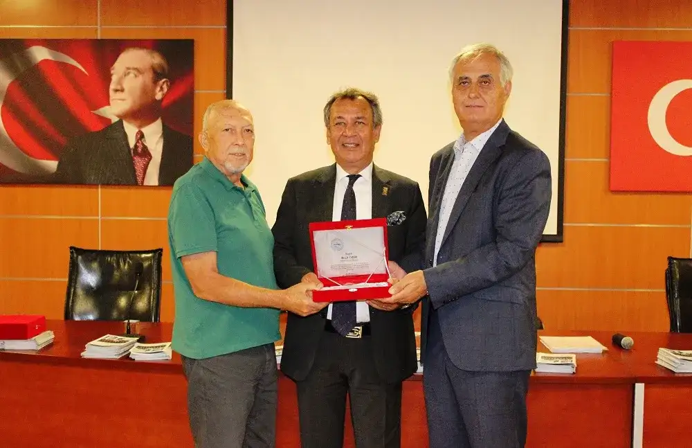 Son meclis toplantısında meclis üyelerine teşekkür plaketleri verildi: MİTSO'DA DÖNEMİN SON MECLİS TOPLANTISI YAPILDI. - 2