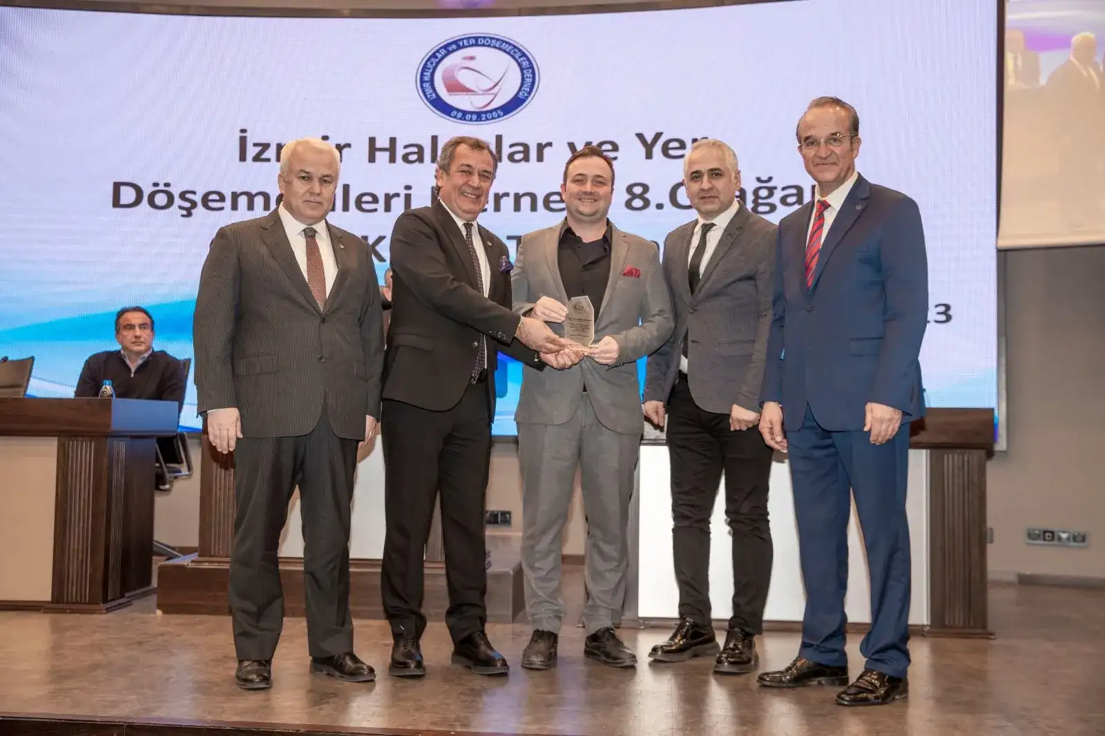 İzmir Halıcılar ve Yer Döşemecileri Derneği 8. olağan genel kurulu İzmir Ticaret Odası Meclis Salonu’nda gerçekleştirildi. - 1