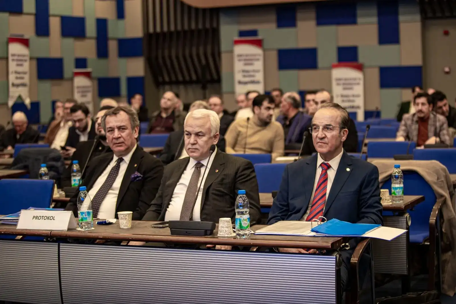 İzmir Halıcılar ve Yer Döşemecileri Derneği 8. olağan genel kurulu İzmir Ticaret Odası Meclis Salonu’nda gerçekleştirildi. - 2