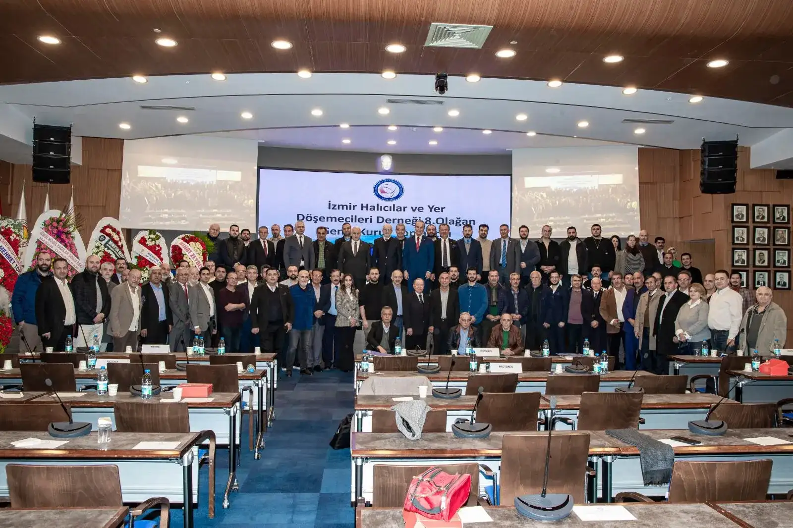 İzmir Halıcılar ve Yer Döşemecileri Derneği 8. olağan genel kurulu İzmir Ticaret Odası Meclis Salonu’nda gerçekleştirildi. - 3