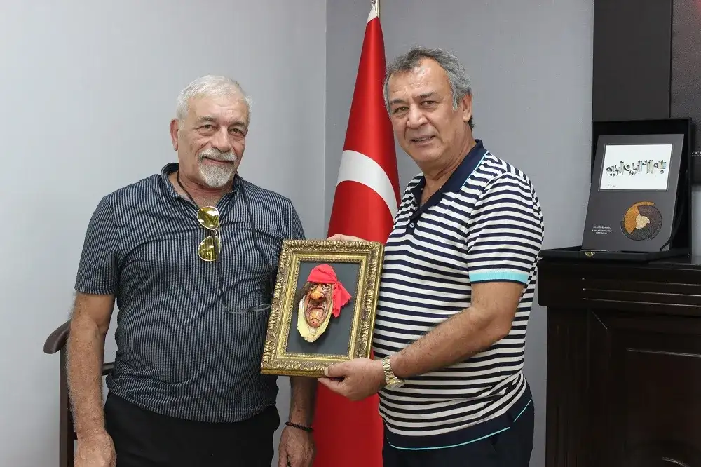 Ressam ve mask sanatçısı Eczacı Erdoğan Aşıcı MİTSO'da. MİTSO'YA ÇOK ÖZEL BİR SANAT ÜRÜNÜ ARMAĞAN EDİLDİ - 1