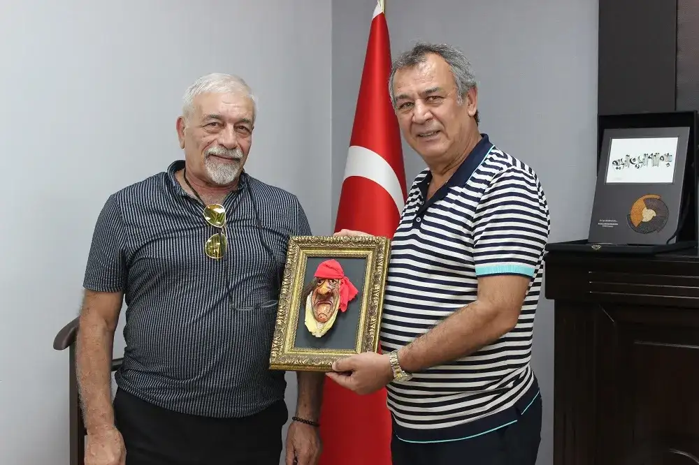 Ressam ve mask sanatçısı Eczacı Erdoğan Aşıcı MİTSO'da. MİTSO'YA ÇOK ÖZEL BİR SANAT ÜRÜNÜ ARMAĞAN EDİLDİ