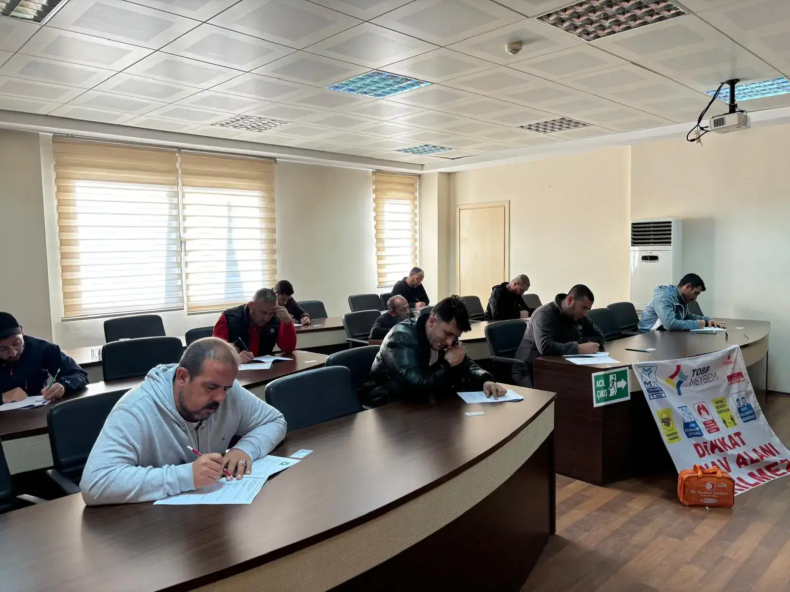 MİTSO’DA İKİNCİ EL MOTORLU KARA TAŞITLARI ALIM SATIM SORUMLUSU SEVİYE-5 SINAVI YAPILDI - 2