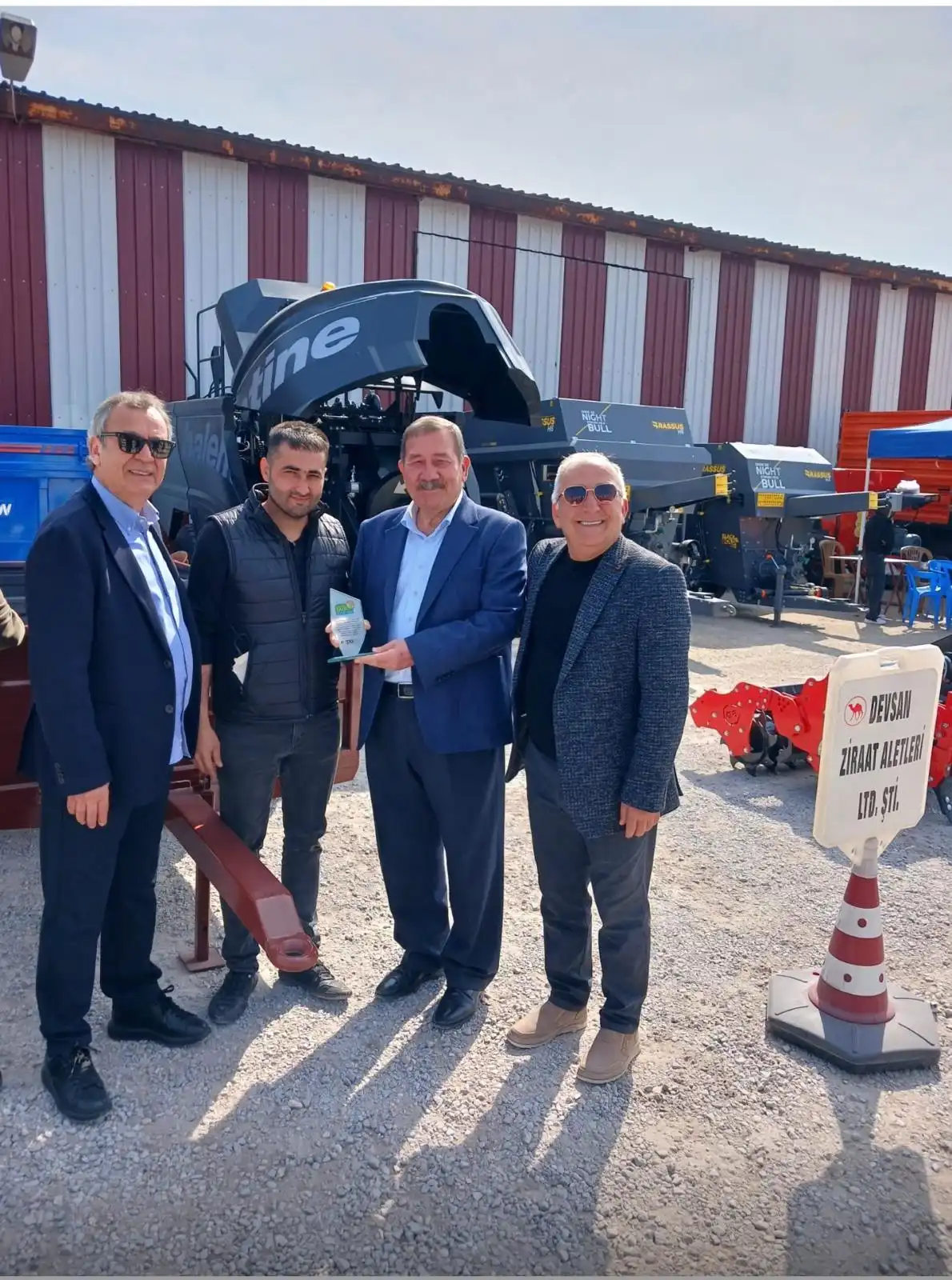 TARIM FUARINDA KATILIMCI FİRMALARA PLAKET TAKDİMİ - 3